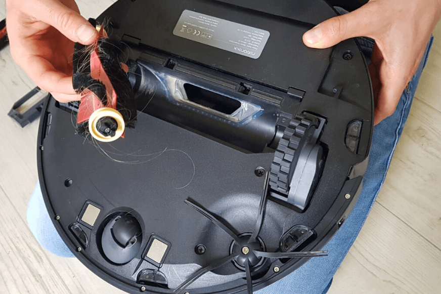 in der Bürste vom Roborock S6 haben sich Haare verfangen